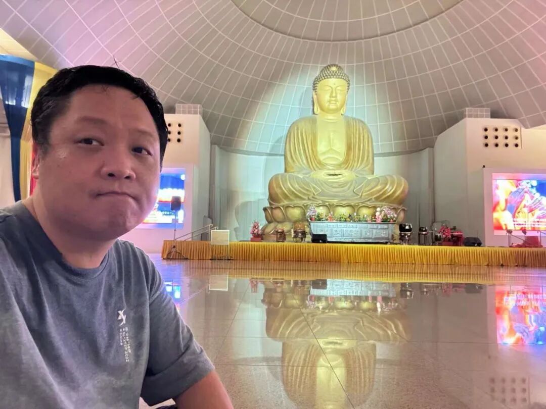 许志宏在新加坡光明山普觉禅寺佛像前自拍