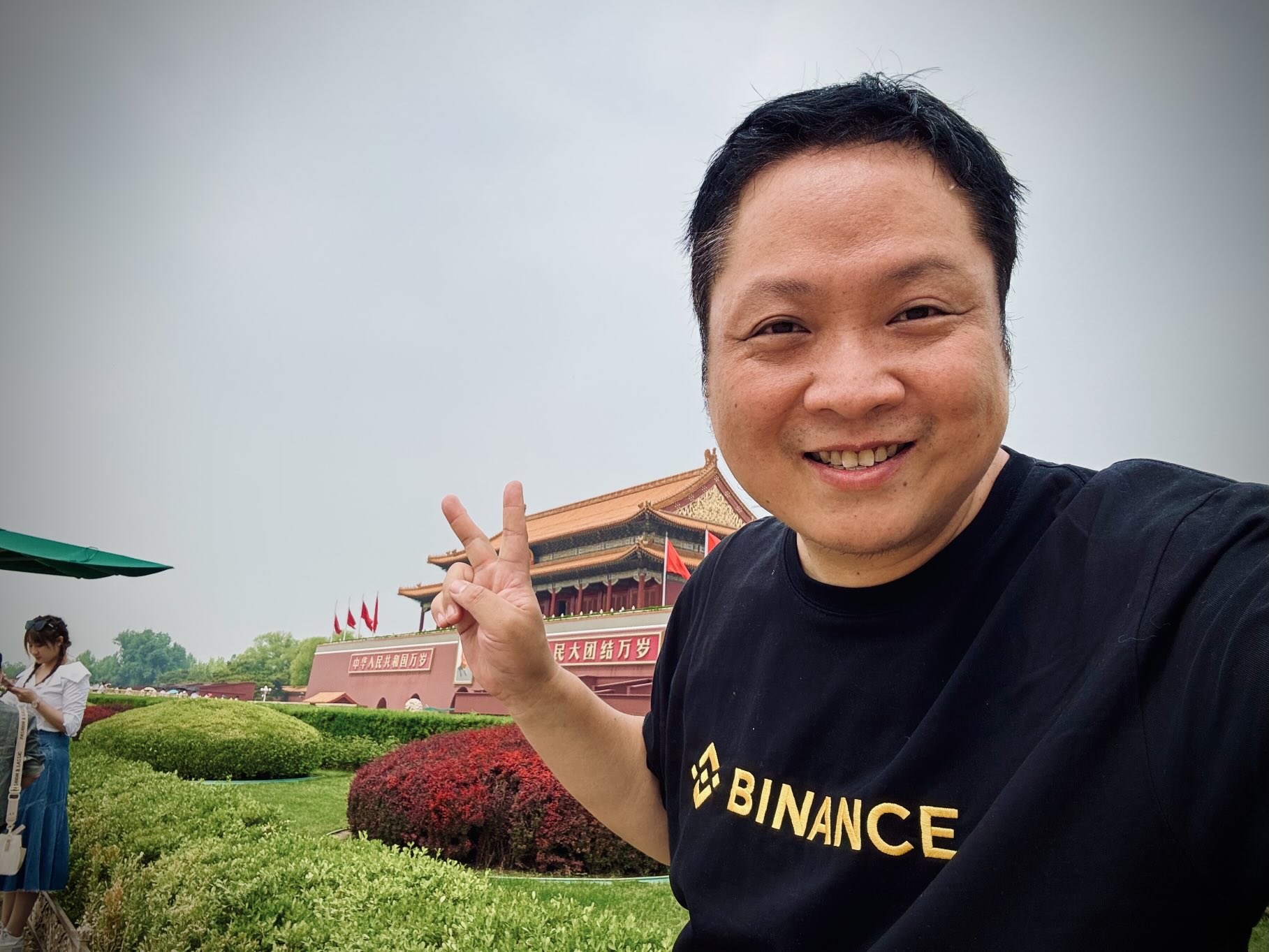许志宏在北京天安门前微笑自拍并比出胜利手势