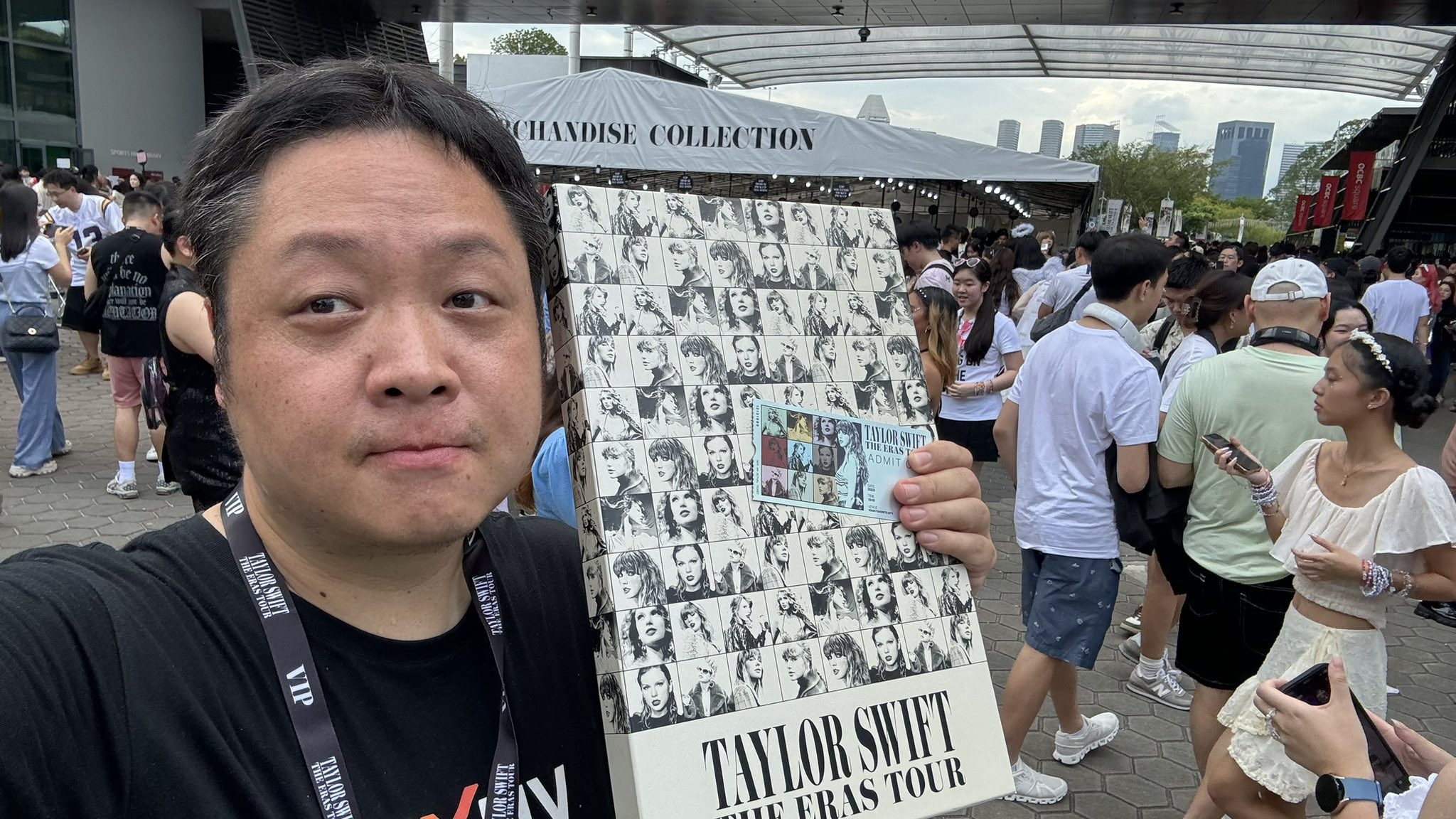 许志宏在 Taylor Swift 演唱会现场手持纪念品自拍