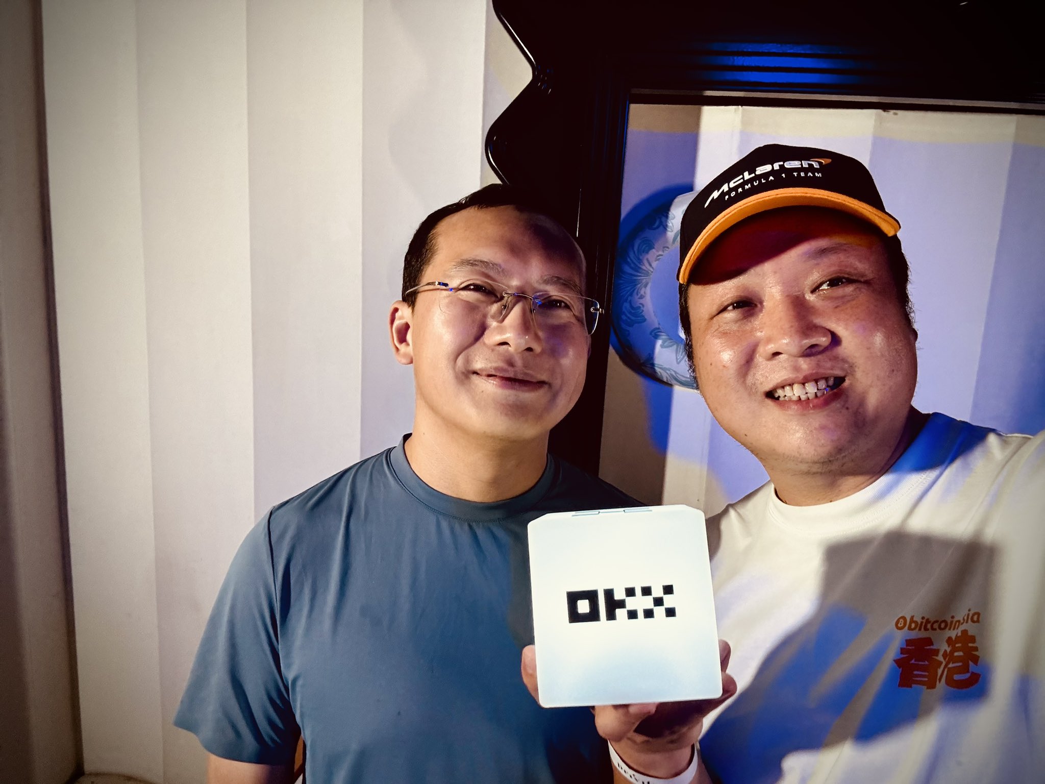 许志宏与友人拿着 OKX 礼物自拍