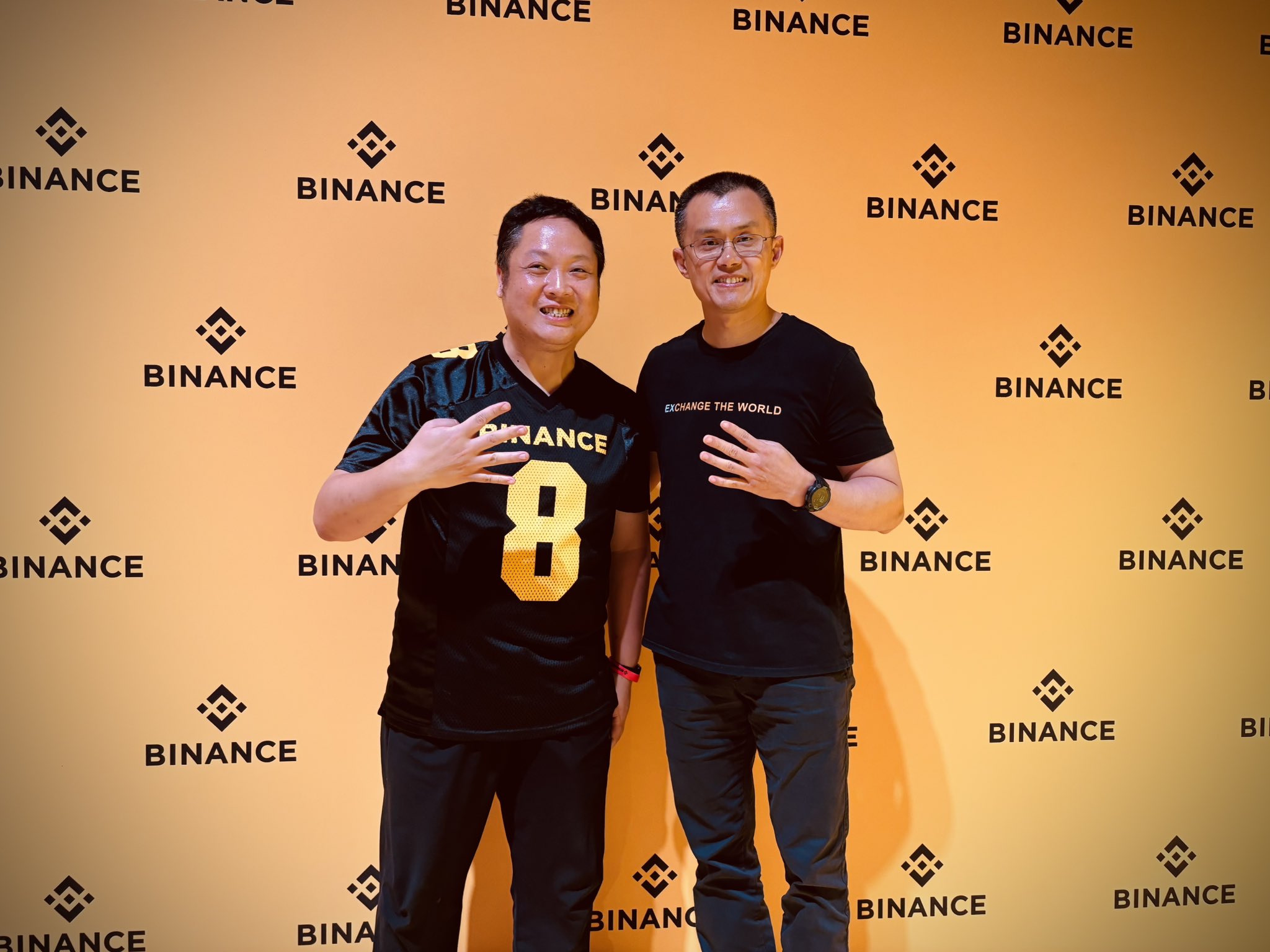 许志宏与赵长鹏在 Binance 活动现场合影