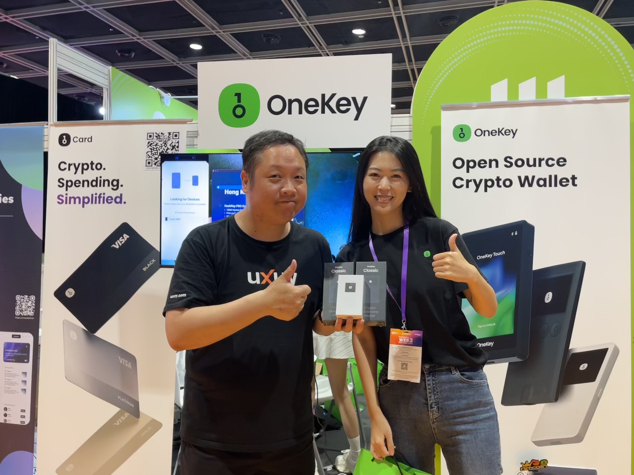 许志宏在香港 Web3 大会 OneKey 展台与工作人员合影
