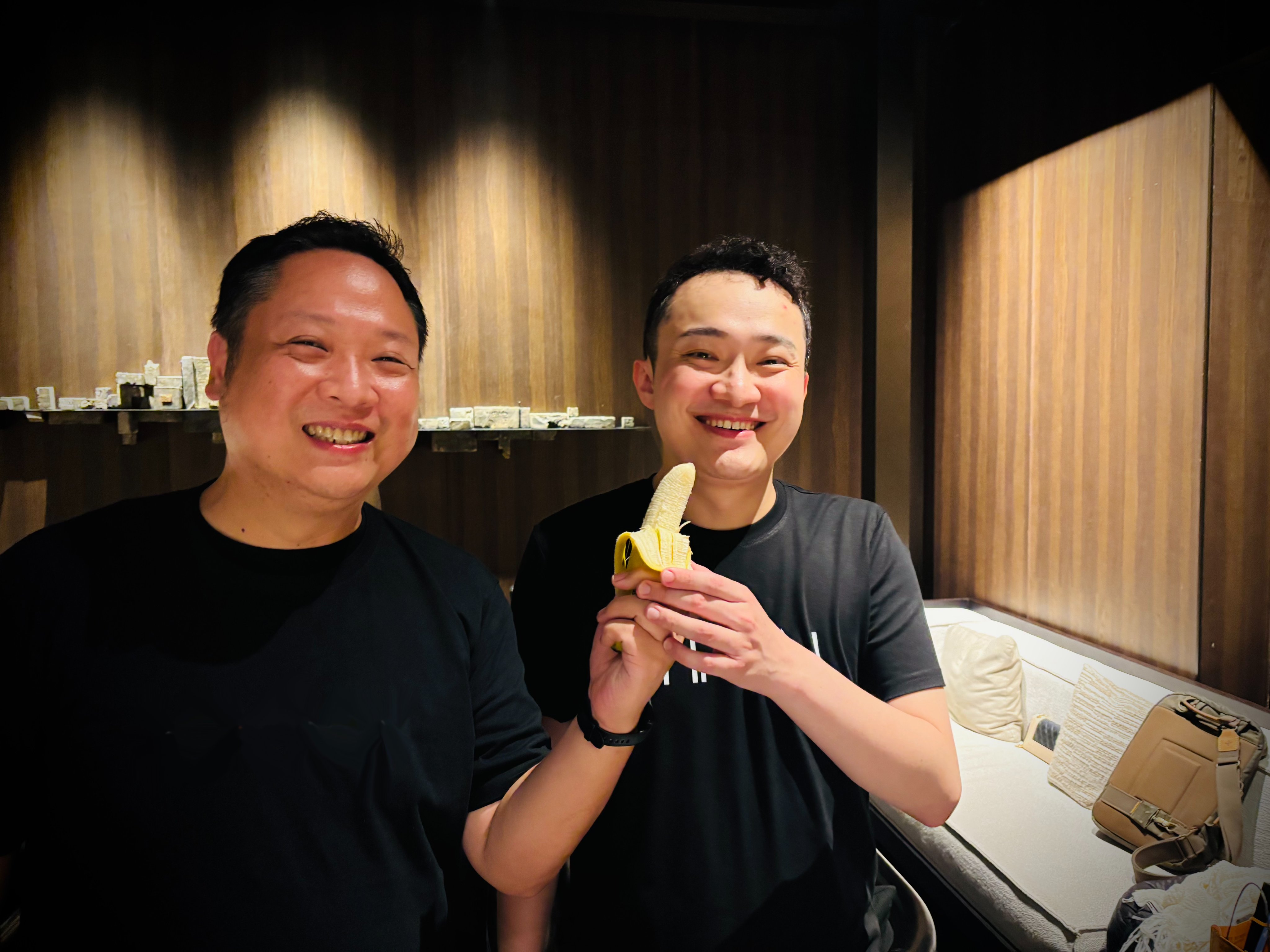 许志宏与孙宇晨微笑合影并分享一根香蕉