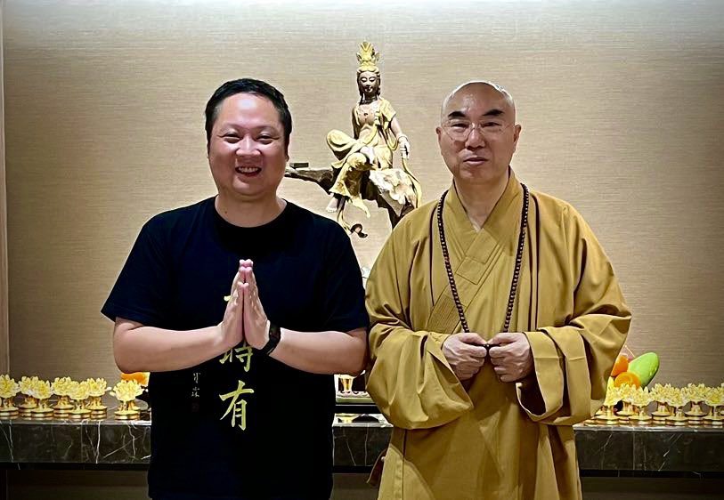 2023 年许志宏在香港佛教活动中与宽运法师合影