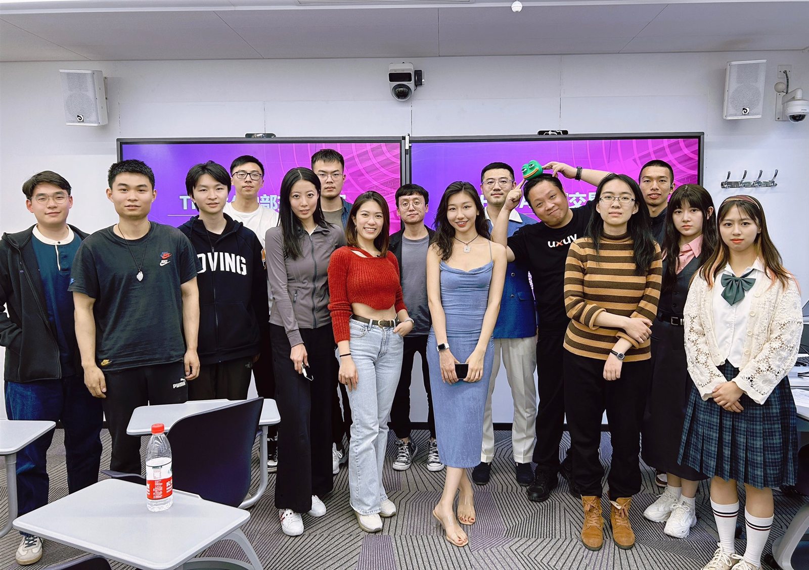 2023 年许志宏与清华区块链协会学生合影