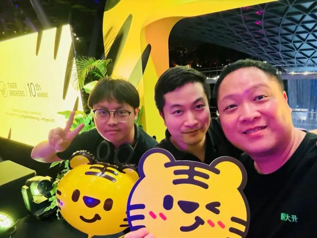2025 年许志宏与行业朋友在活动现场合影
