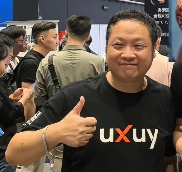 许志宏身穿 uXuy T 恤微笑竖起拇指